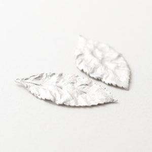 3317015 / Folha Caída / Pingente de Latão Banhado a Ródio Fosco 23 mm x 48,7 mm / 4,6 g / 2 peças