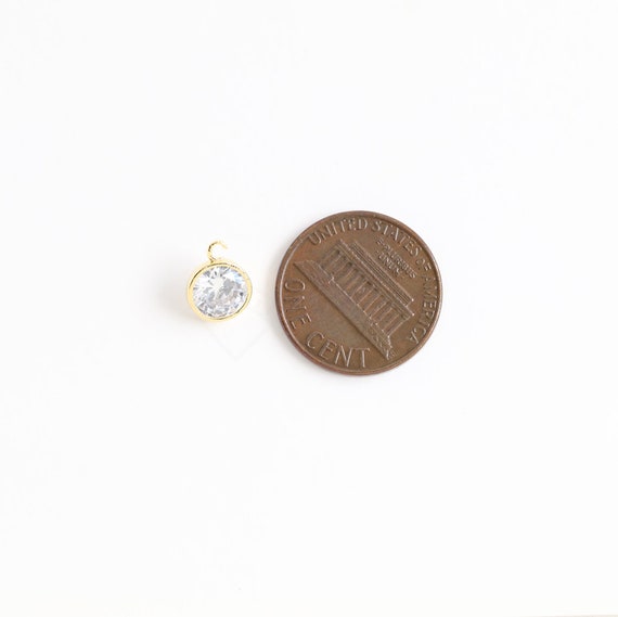 3637041 / Round Bezel Cubic / 16k Gold Plated Brass With CZ