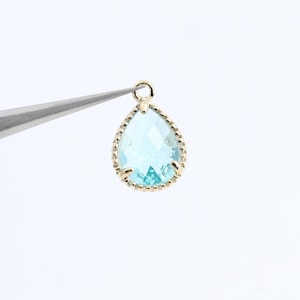 1124061 / Aigue-marine / Pendentif en verre avec cadre en laiton plaqué or 16 carats 8,6 mm x 12,8 mm / 0,5 g / 2 pièces