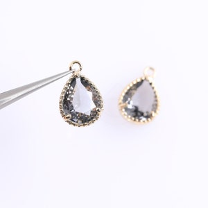 1106061 / Anthracite / Pendentif en verre avec cadre en laiton plaqué or 16 carats 8,65 mm x 13 mm / 0,8 g / 2 pièces