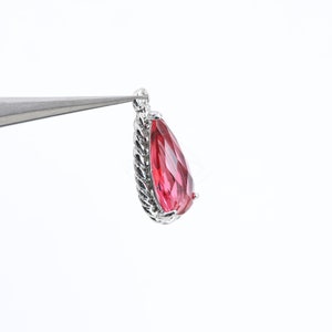 1123032 / Rubis / Laiton rhodié en verre Pendentifs 7,9 mm x 17,4 mm / 1 g / 2 pièces