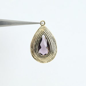 1126081 / Améthyste / Pendentif en verre avec cadre en laiton plaqué or 16 carats 13,4 mm x 21,3 mm / 2,7 g / 2 pièces