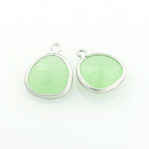 1002085 / Light Mint / Messing rhodiniert matt Glas Anhänger 13 mm x 16 mm / 1.1g / 2Stk