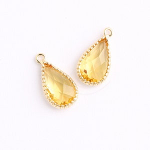 1085121 / Tournesol / Pendentif en verre avec cadre en laiton plaqué or 16 carats 8,2 mm x 15,8 mm / 0,7 g / 2 pièces