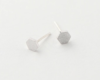 5581012 / Hexágono Simples / Latão com Acabamento Jateado e Revestimento de Ródio 5 mm x 4,6 mm / 0,3 g / 2 peças