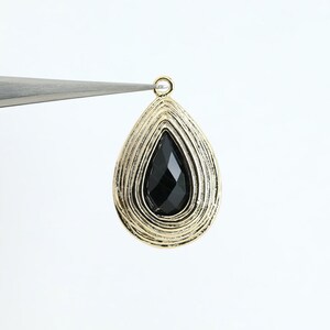 1126061 / Jais / Pendentif en verre avec cadre en laiton plaqué or 16 carats 13,4 mm x 21,3 mm / 2,7 g / 2 pièces