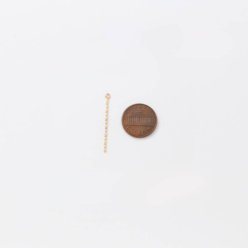 Short 3487021 Twisted Slim Linear Bar 1.1mm Thickness 0.2g 2pcs 16k Gold Plated Brass Pendant 33mm