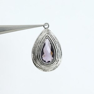 1126082 / Améthyste / Pendentif en verre avec cadre en laiton plaqué rhodium 13,4 mm x 21,3 mm / 2,7 g / 2 pièces