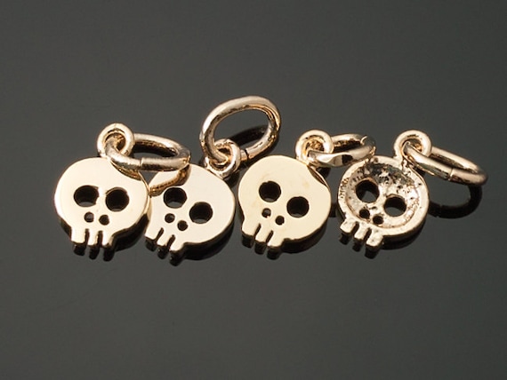 3036031 / スカル / 16金メッキ真鍮ペンダント 5.5mm x 7.7mm / 厚さ