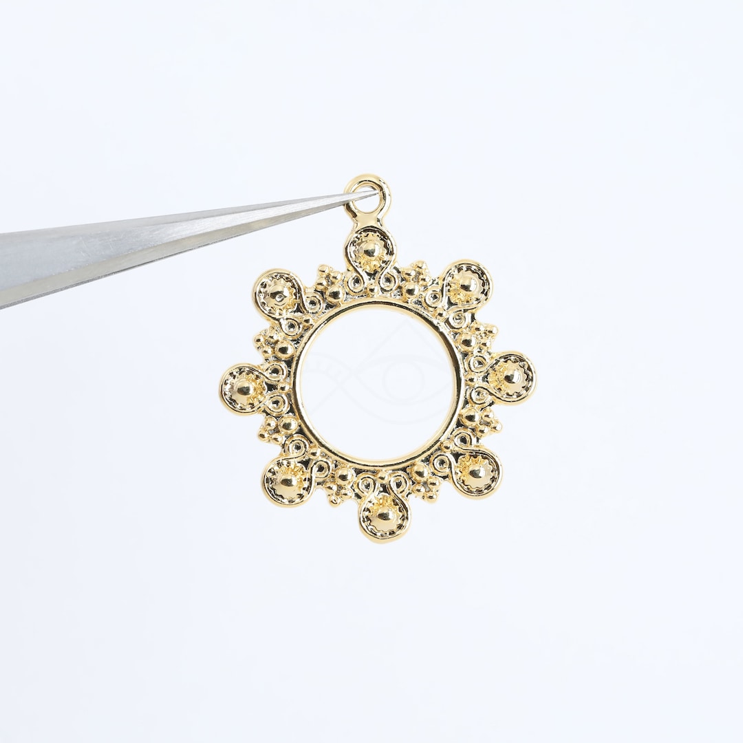 3833011 / Round / 16k Gold Plated Brass Pendant 20.4mm X 23.7mm / 2g