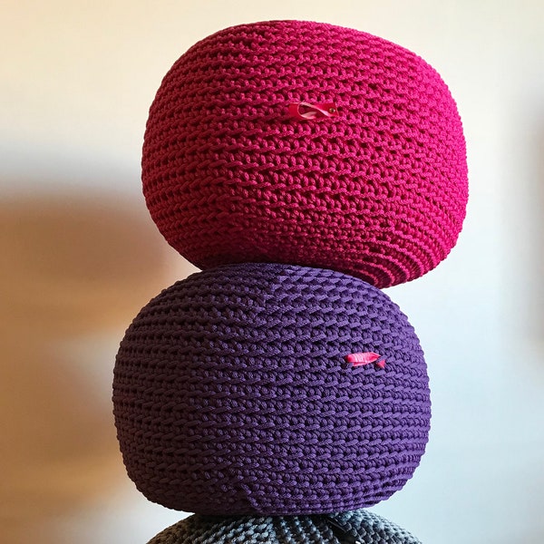 Pouf in corda di poliestere fucsia fatto a uncinetto