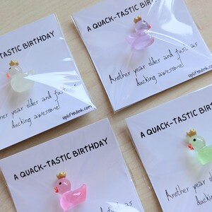 Pequeña tarjeta de cumpleaños con un pato con corona - Quacktastic Birthday Wishes - Linda mini tarjeta, opción de nota manuscrita personalizada
