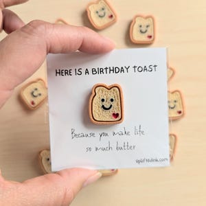 Carte d'anniversaire amusante - Mini carte de jeu de mots pour toast - Vous faites tellement de beurre - Joli jeu de mots sur la nourriture - Carte artisanale de 2,5 pouces - Toast d'anniversaire