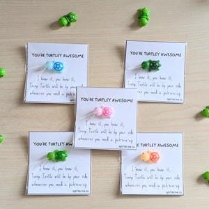 Super carte Turtley pour me remonter le moral. Rembourrage des bas. Booster d'humeur, message de positivité. Rassurez-vous. Tortue