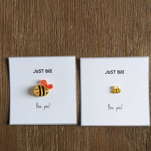 Cartão Just Bee You com Abelha Adorável – Mini Lembrança Quadrada de 2,6", Opção de Mensagem Personalizada, Perfeito para Amigos e Entes Queridos, Inspirador