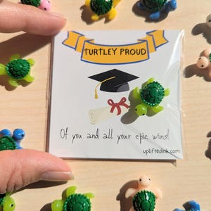 Turtley Proud of You-afstudeerkaart – mini-congrats-kaart met schildpad, afstudeerhoed en diploma – 2,6" motiverend cadeau voor afgestudeerden