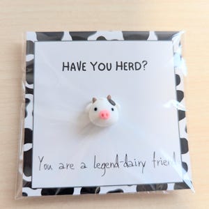 Carte Vous êtes un ami légendaire avec une adorable figurine de vache - Mini mot-souvenir de 6,6 cm, message personnalisé, parfait pour les amis et les proches