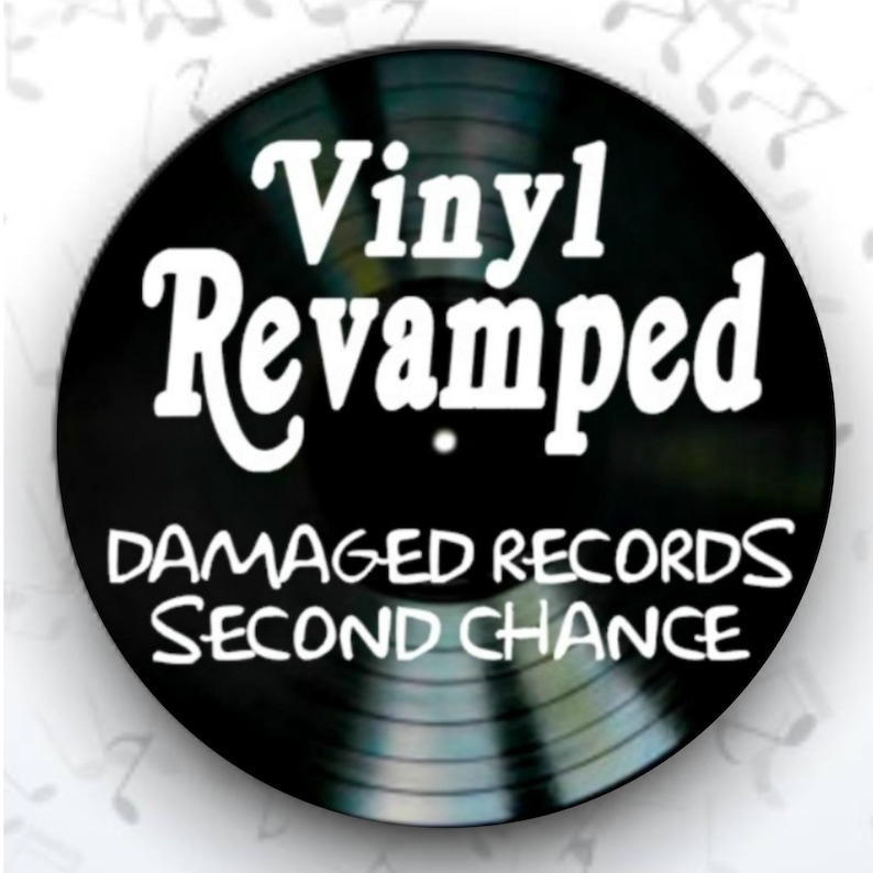 K&ouml;nnte beinhalten: Eine schwarze Schallplatte mit dem wei&szlig;en Schriftzug "Vinyl Revamped". Darunter steht der Text "Damaged Records Second Chance". Das Bild hat ein musikalisches Thema mit Noten im Hintergrund.