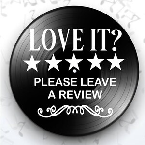 K&ouml;nnte beinhalten: Eine schwarze Schallplatte mit wei&szlig;em Text "LOVE IT? PLEASE LEAVE A REVIEW" und f&uuml;nf wei&szlig;en Sternen. Am unteren Rand der Platte befindet sich eine dekorative wei&szlig;e Verzierung.
