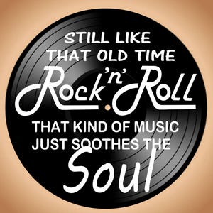 K&ouml;nnte beinhalten: Eine schwarze Schallplatte mit wei&szlig;em Text: "STILL LIKE THAT OLD TIME Rock 'n' Roll THAT KIND OF MUSIC JUST SOOTHES THE Soul". Die Schallplatte hat Rillen und ein zentrales Etikett.