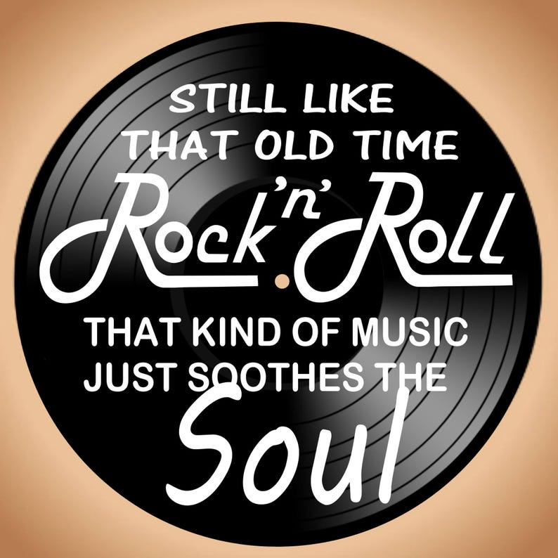 K&ouml;nnte beinhalten: Eine schwarze Schallplatte mit wei&szlig;em Text: "STILL LIKE THAT OLD TIME Rock 'n' Roll THAT KIND OF MUSIC JUST SOOTHES THE Soul". Die Schallplatte hat Rillen und ein zentrales Etikett.