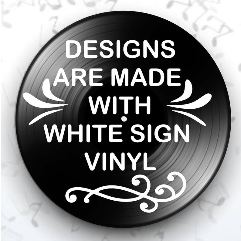 K&ouml;nnte beinhalten: Eine schwarze Schallplatte mit wei&szlig;em Text, der lautet: "DESIGNS ARE MADE WITH WHITE SIGN VINYL." Dekorative wei&szlig;e Verzierungen befinden sich auf der Platte. Der Hintergrund ist wei&szlig; mit Noten.