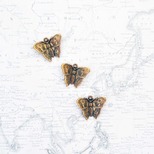 Antique Brass Ox Butterfly Flying In The Garden Charms - Vintage DIY Jewelry Supplies - 14MM - Made In The USA - VB008 (6 Pieces)