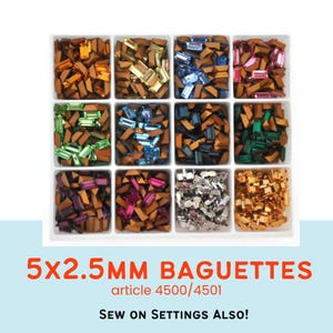 Peut inclure: Une boîte blanche avec 10 compartiments remplis de strass baguette de 5x2,5 mm de différentes couleurs. La boîte est étiquetée "5x2,5 mm Baguettes article 4500/4501 Sew on Settings Also!"