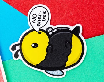 Può includere: Un'ape di cartone animato gialla e nera con un fumetto che dice "No ener- bee". L'ape è sdraiata sulla schiena con le zampe in aria.