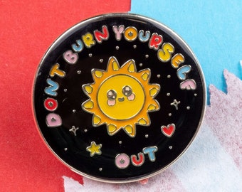 Emaille pin burn-out - Spoonie cadeau - chronische vermoeidheid - chronische ziekte cadeau - geestelijke gezondheid cadeau - depressie cadeau - moe cadeau - zonbadge