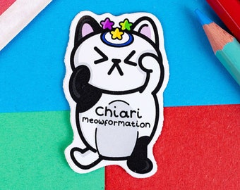 Può includere: Un gatto bianco con macchie nere e un alone blu indossa una corona di stelle colorate. Il gatto guarda a sinistra e ha un'espressione sorpresa. Il testo "Chiari meowformation" è scritto sotto il gatto.
