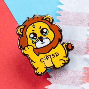 Op de afbeelding: Een gele leeuw met een bruine manen huilt. De leeuw heeft een traan op zijn wang en de tekst "C-PTSD" op zijn borst.
