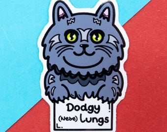 Könnte beinhalten: Ein Aufkleber mit einer Cartoon-Grauen Katze mit einem weißen Kragen und dem Text "Dodgy (Nebe) Lungs!"