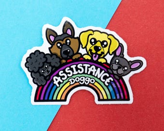 Könnte beinhalten: Ein Aufkleber mit einem Regenbogen und dem Text "Assistance Doggo" mit vier Cartoon-Hunden darauf. Die Hunde sind ein schwarzer Pudel, ein brauner und schwarzer Schäferhund, ein gelber Labrador Retriever und eine schwarze und weiße Französische Bulldogge.