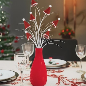 キラキラ輝くサンタ帽子スプレー 赤と白のホリデークリスマスツリーリースのアクセントデコレーション