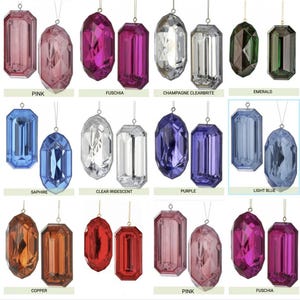 Puede incluir: Surtido de 12 adornos navideños con forma de gemas facetadas en varios colores, incluyendo rosa, fucsia, champán, esmeralda, zafiro, transparente iridiscente, morado, azul claro, cobre, y más.