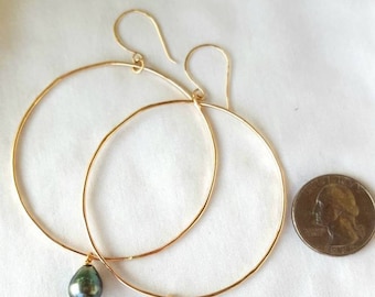 Aros rellenos de oro de 14 k: gotas de perla negra de Tahití, hechos a mano