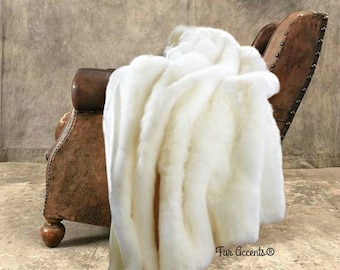 Coperta in pelliccia sintetica bianco crema, retro in pelliccia di volpe artica, realizzata a mano negli Stati Uniti