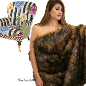 Puede incluir: Una manta de piel sintética marrón con una larga y peluda pila. La manta está drapeada sobre los hombros de una persona. El texto "Fur Accents®" es visible en la esquina inferior izquierda de la imagen.