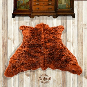 Tappeto in pelle d&#39;orso. Realistico. Pelliccia sintetica di lupo dorato. Tappeto. Capanna di lodge. Tappeto da lancio. Orso. Rustico. Decorazione per baita, lodge, cottage. Pelo lungo.