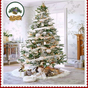 Puede incluir: Un árbol de Navidad blanco flocado decorado con adornos blancos y dorados, cinta blanca y nieve artificial. El árbol está sobre una alfombra de piel sintética blanca con una variedad de figuras de animales del bosque.