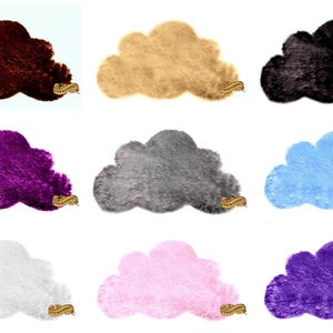 Könnte beinhalten: Satz von zehn flauschigen Wolken-förmigen Teppichen in verschiedenen Farben, darunter Braun, Beige, Schwarz, Lila, Grau, Blau, Weiß und Rosa. Die Teppiche sind aus Kunstfell und haben eine weiche, plüschige Textur.