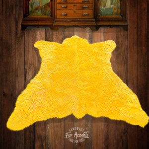 Tappeto in pelle d&#39;orso. Realistico. Pelliccia sintetica di lupo dorato. Tappeto. Capanna di lodge. Tappeto da lancio. Orso. Rustico. Decorazione per baita, lodge, cottage. Pelo lungo.