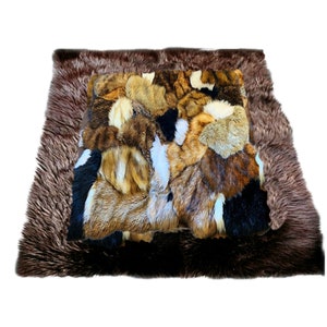 Op de afbeelding: Een bruin nep bontkleed met een kleiner veelkleurig bontkleed erop. Het kleinere kleed is gemaakt van verschillende soorten bont, waaronder bruin, zwart, wit en beige.