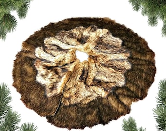 Könnte beinhalten: Ein runder, brauner und beigefarbener Weihnachtsbaumrock aus Kunstfell. Der Rock ist rund und hat eine flauschige Textur. Der Text "Fur Accents®" ist unten auf dem Rock aufgedruckt.