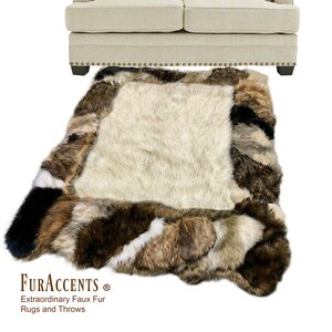Pode incluir: Um tapete de pele sintética com um centro branco e uma borda marrom, preta e branca. O tapete é feito de pele macia e felpuda e é perfeito para adicionar um toque de luxo a qualquer ambiente. FURACCENTS® Extraordinary Faux Fur Rugs and Throws.