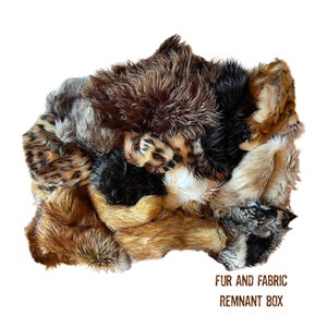 Op de afbeelding: Een verzameling diverse restjes imitatiebont en stof in tinten bruin, zwart, beige en grijs. De afbeelding toont een mix van texturen en patronen, waaronder luipaardprint. Tekst onderaan luidt "FUR AND FABRIC REMNANT BOX."