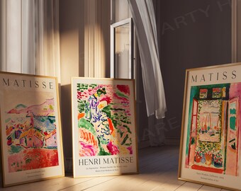 Könnte beinhalten: Drei gerahmte Kunstdrucke mit farbenfrohen Gemälden von Henri Matisse. Die Drucke sind betitelt mit "Blick auf Collioure", "La Japonaise - Frau am Wasser" und "Offenes Fenster, Collioure".