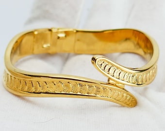 Vintage Monet Klappmanschette Goldton Texturen Schlangenschwanz Designer Kostüm Schmuck signiertes Juwel Armband