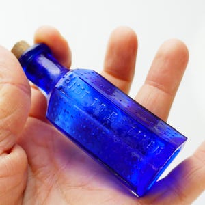 Seltene kobaltblaue RIGO POISON-Flasche in Sargform